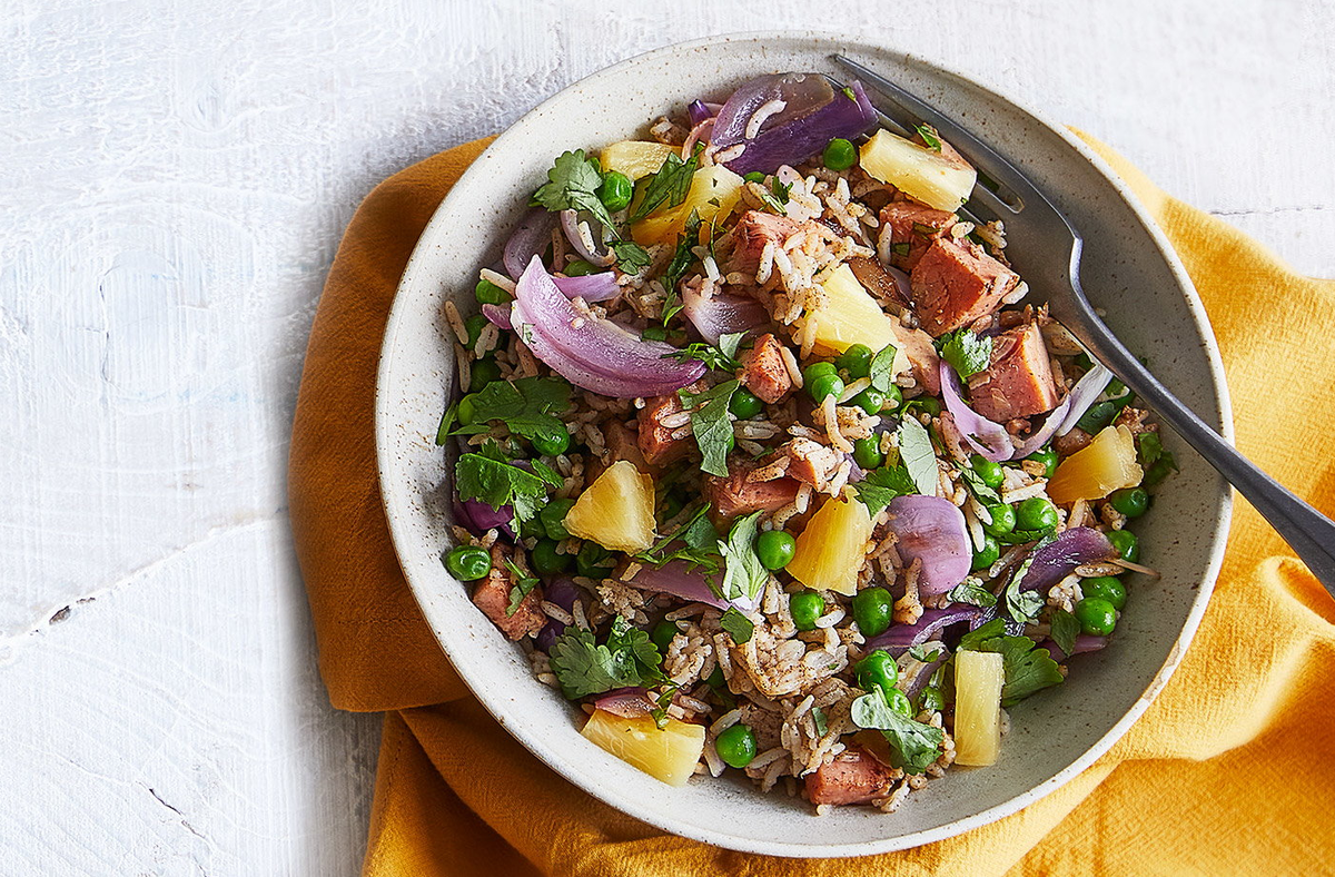 жареный рис с ветчиной и ананасами