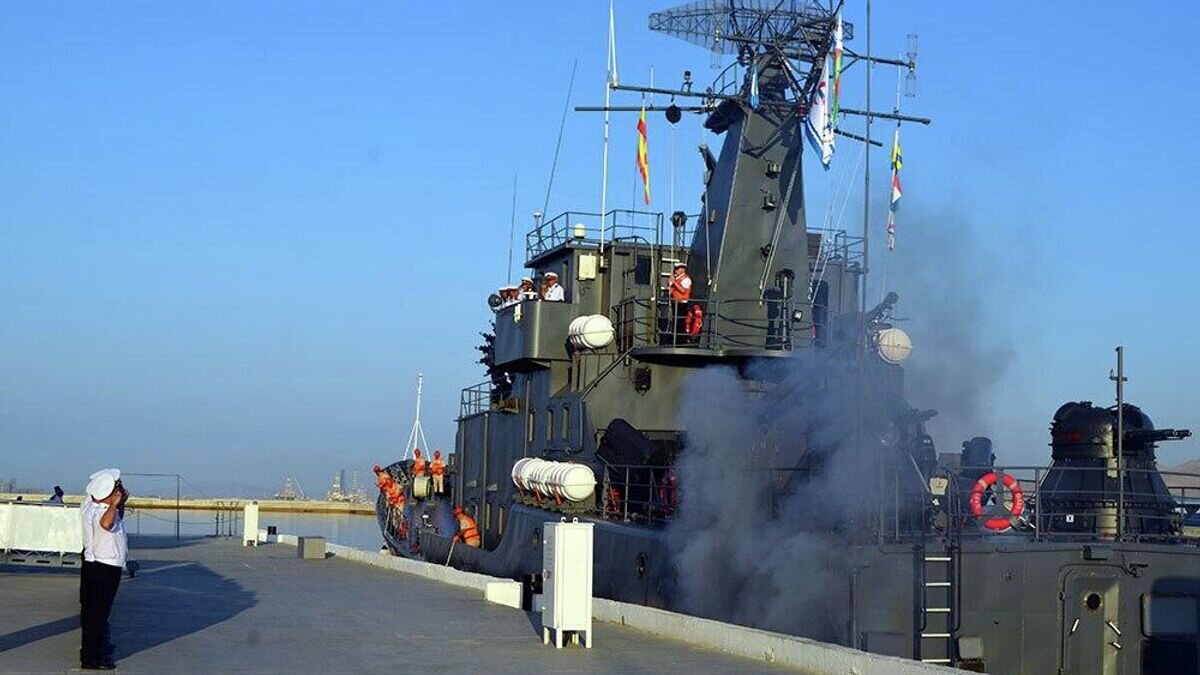    Корабль ВМС Азербайджана во время визита в Каспийск© Фото : Министерство Обороны Азербайджана