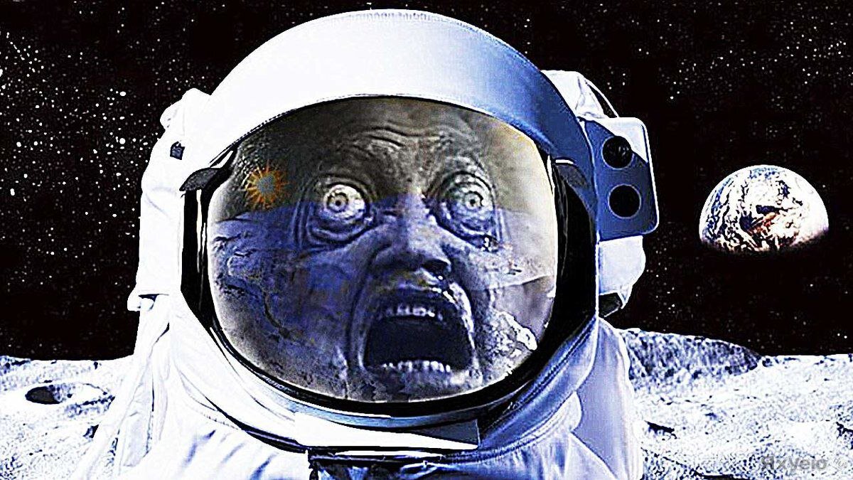   Если при выходе в открытый космос космонавт повредит свой костюм, обеспечивающий давление, вся жидкость в его организме начнет вскипать из-за расширения содержащихся в ней газов. Слезы, кровь, слюна и прочее попросту испарятся. Ну а из-за расширения газов в легких и пищеварительном тракте будет сильный отек. Так что человек умрет очень быстро и вовсе не из-за недостатка кислорода.