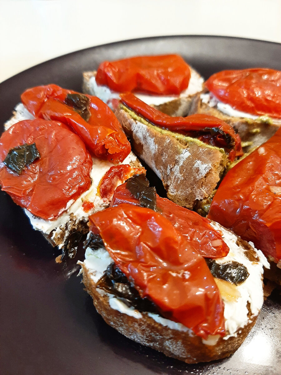 Брускетты с вялеными томатами и сливочным сыром удачный вариант завтрака или закуски на праздничный стол.