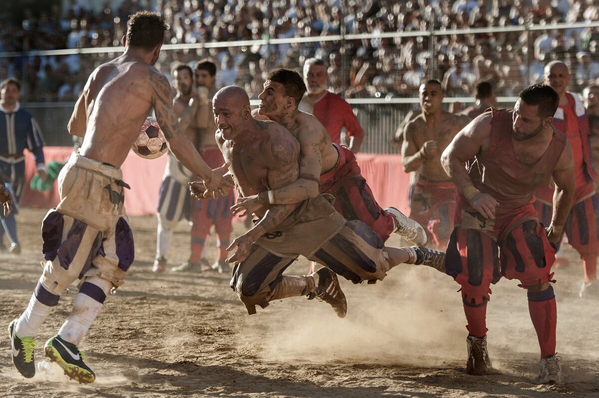 Флорентийский кальчо. Игра между "синими" и "красными" . Фото из открытых источников. 