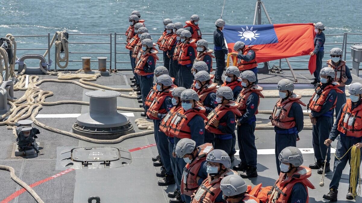    Личный состав ВМС Тайваня на военном корабле во время ежегодных учений "Хань Куанг"© AP Photo / Taiwan Presidential Office/Shioro Lee