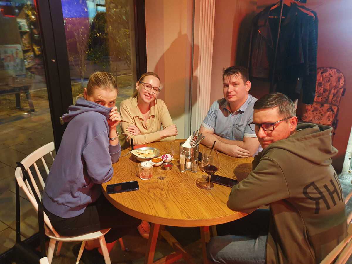 Вообще-то изначально была и Сабина, но она рано уехала... А потом подоспела "лягушонка в коробчонке", то есть Димасик на Вольво. Ещё через час явилась и Наталья на такси