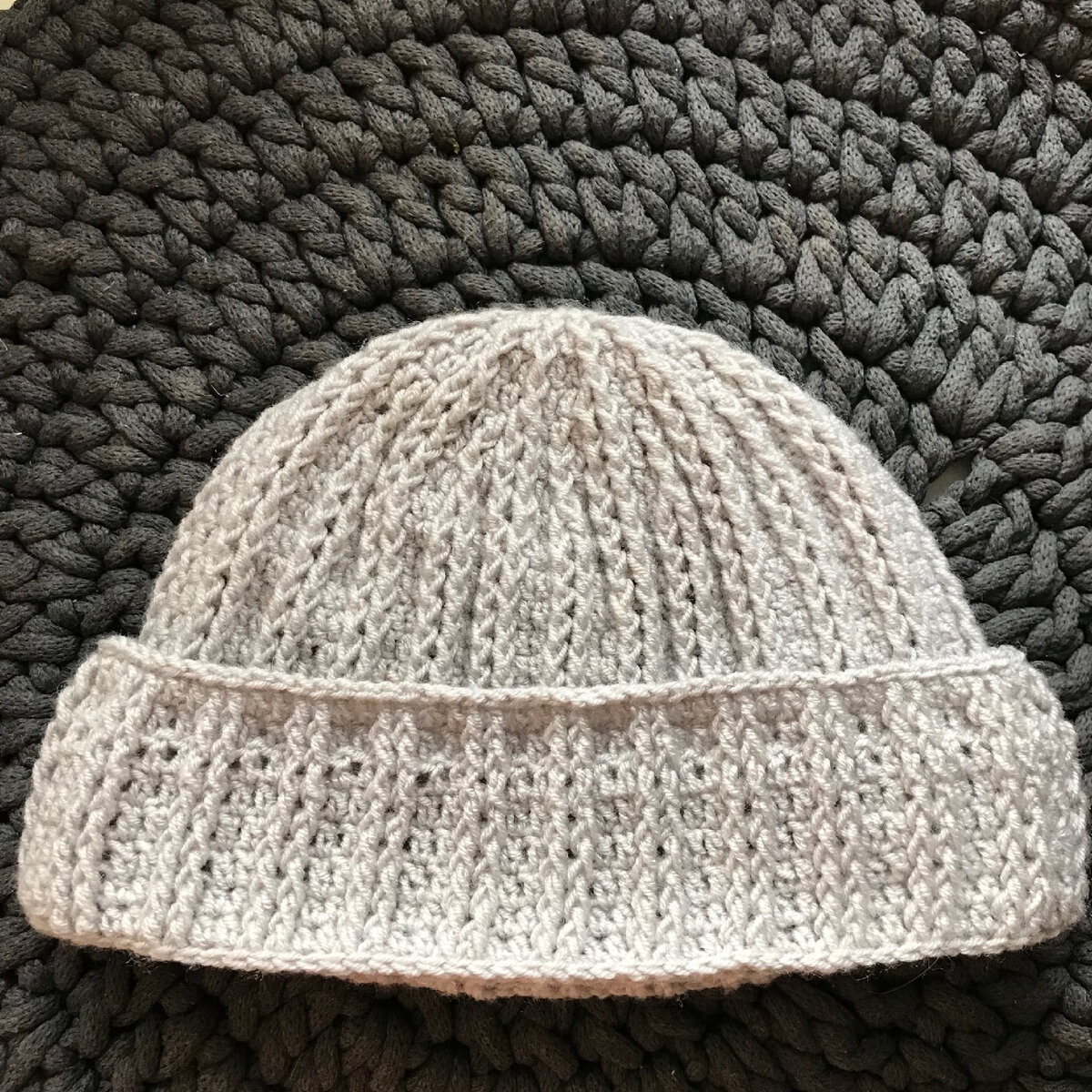 Один ряд на отвороте связала изнаночными петлями и он выделяется полосой