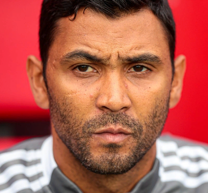 А все вообще могут идентифицировать визуально этого человека?