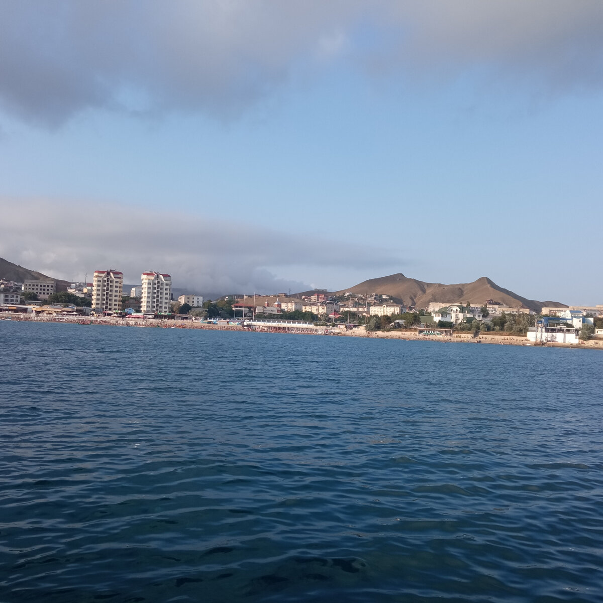 Вид с моря на поселок Орджоникидзе