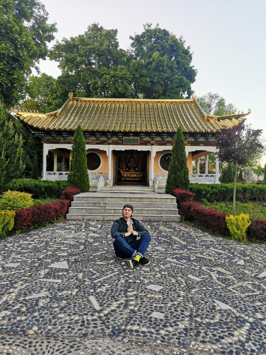 Храм Будды. Когда заходишь внутрь, будто попадаешь в тот мультфильм "Мулан", где тебя встречают все духи рода. Не хватает только дракона Мушу. Невероятные ощущения. 