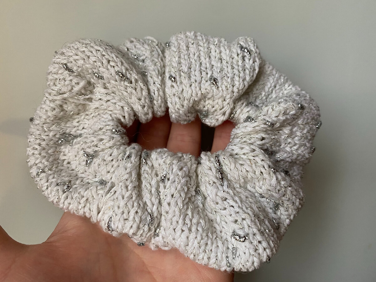 Подойдет любая пряжа, чем замысловатей и фактурней, тем интереснее будет смотреться резинка