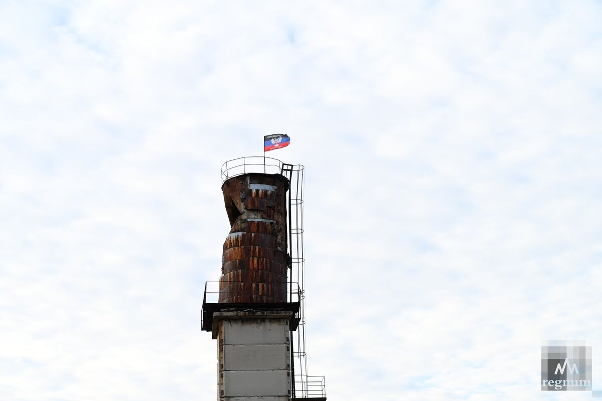    Флаг ДНР в промышленной зоне в пригороде Донецка Александр Погожев © ИА REGNUM