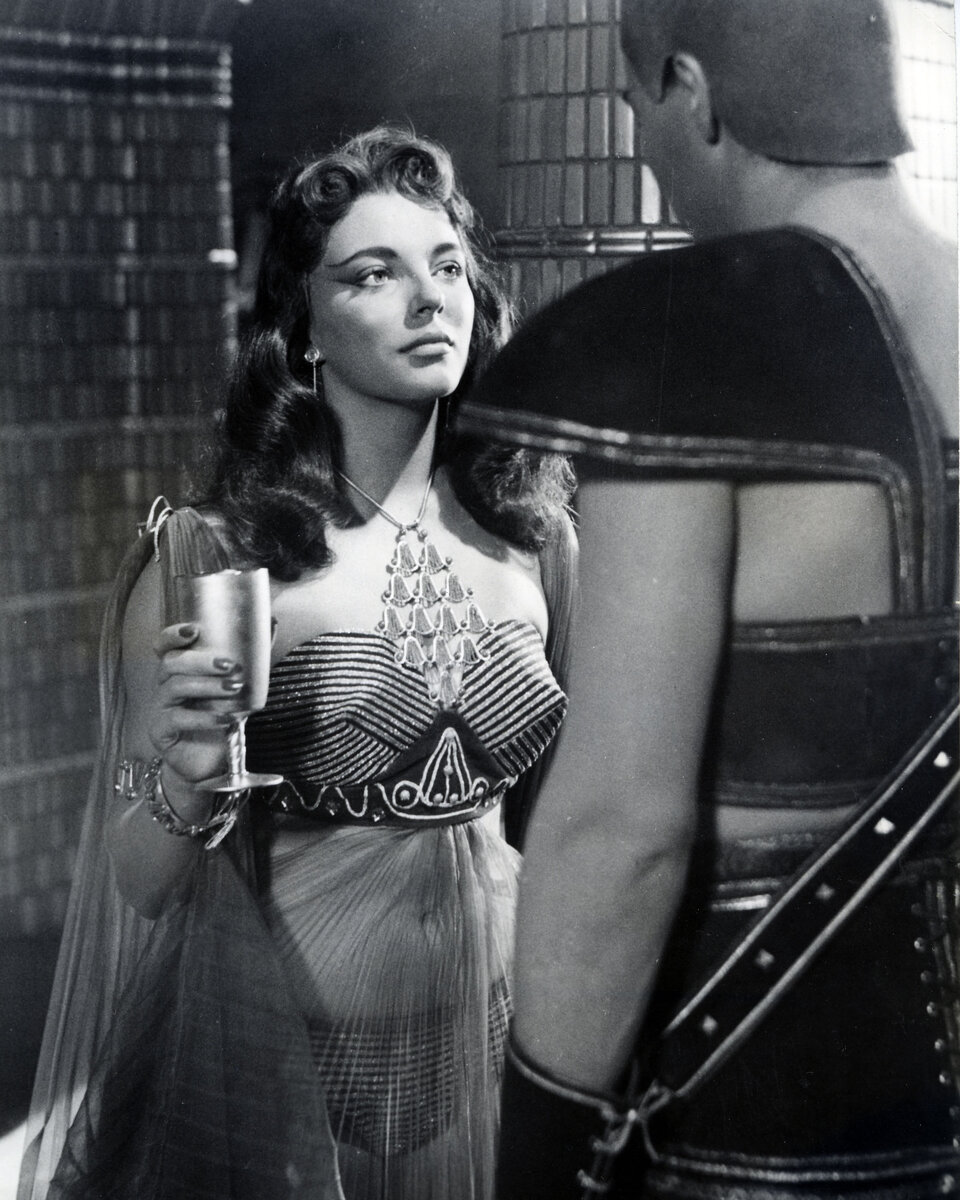    Джоан Коллинз в фильме «Земля Фараонов».Legion-media