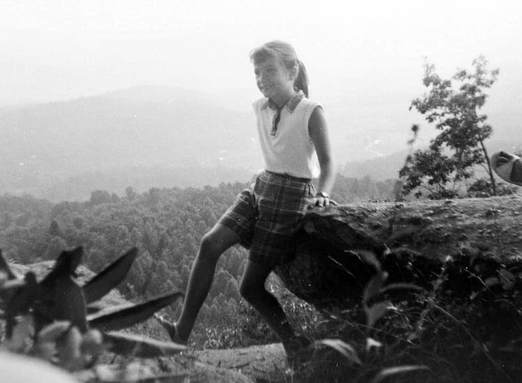 Десятилетняя Делия Оуэнс в походе. 