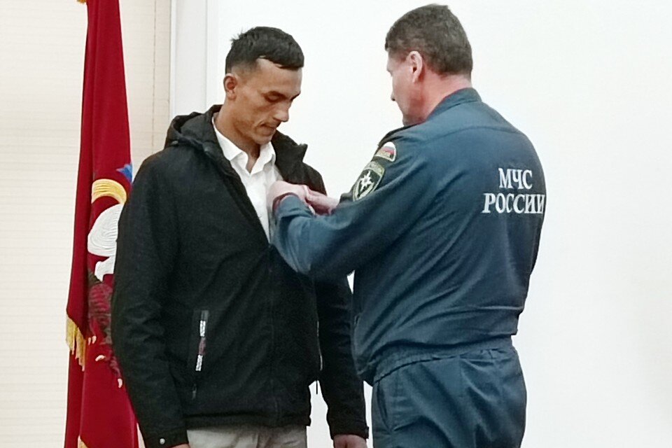     Ойбеку Эштемирову вручили медаль за спасение людей на пожаре