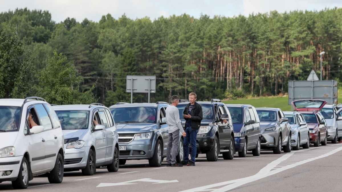 Белоруссия выезд в россию. Очередь на границе с Казахстаном. Очередь из машин. Машины России. Очередь из машин в Грузию.