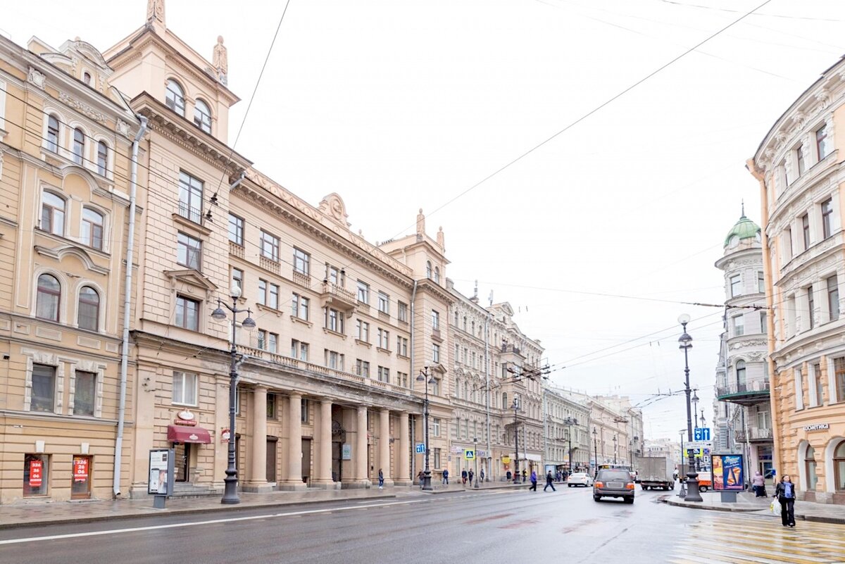 Творения Белова можно встретить и в центре города. Так, совместно с архитектором Еленой Лавровской он спроектировал величественный дом в стиле сталинского неоклассицизма на Невском, 107. На главном фасаде дома изображены летящие голуби, а на фронтоне - барельеф “голубя мира”. 
