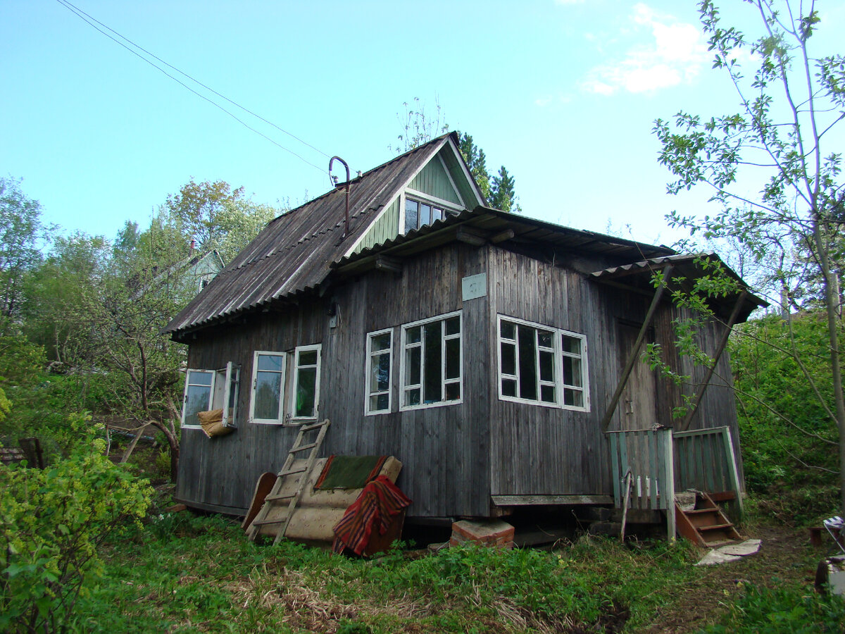 Вот такая домушка стояла на участке. Сйчас здесь хозблок и огород.