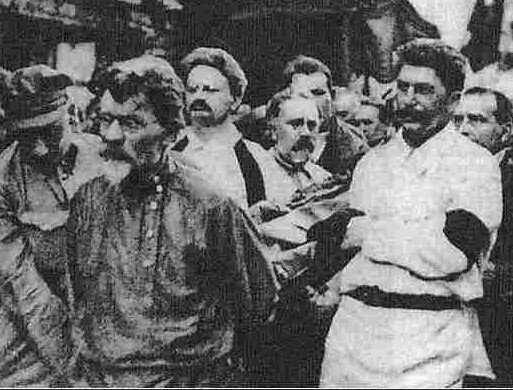 Очень символично. Одно из немногих совместных фото Сталина и Троцкого. Вместе несут гроб. Нет не мирового капитала, а Ф. Дзержинского 