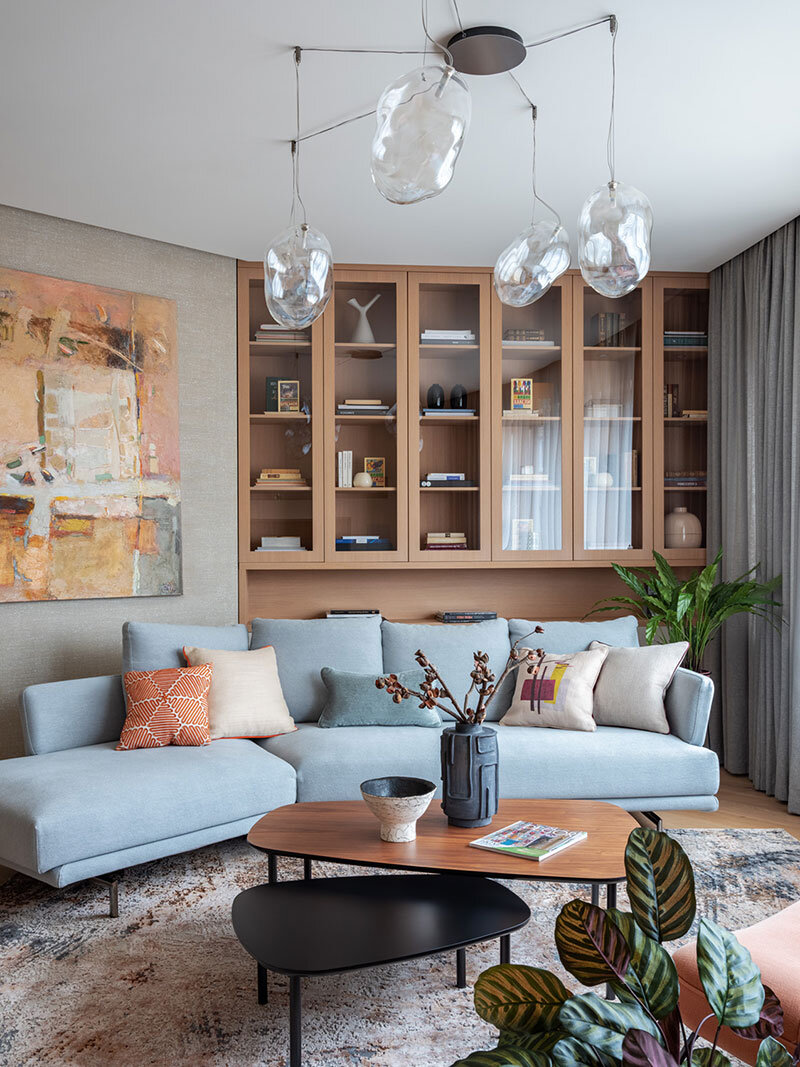 Современный шик и элегантность. Естественные цвета и оригинальный дизайн в квартире нестандартной планировки