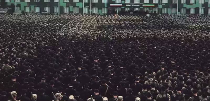 Рамзан Кадыров опубликовал кадры с десятками тысяч бойцов в Чечне с титром «На Киев»