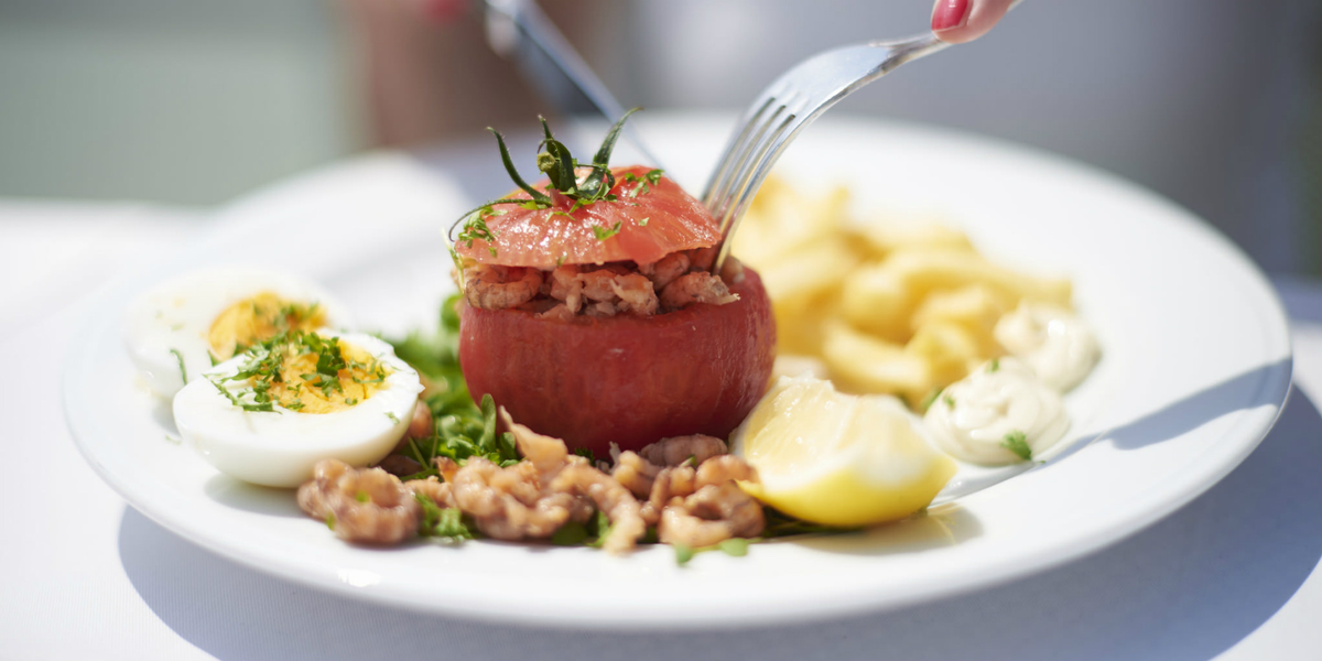 Помидоры, фаршированные креветками, с картофелем фри и майонезом