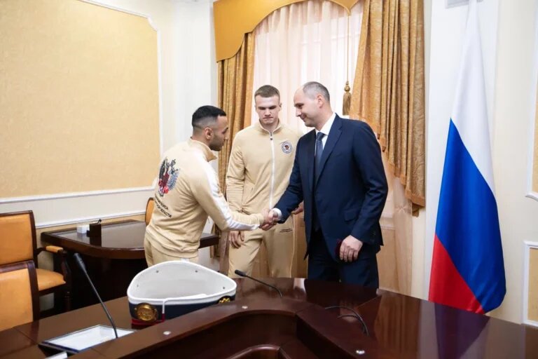    Денис Паслер встретился с победителем и призерами чемпионата России по боксу Белов Михаил Александрович