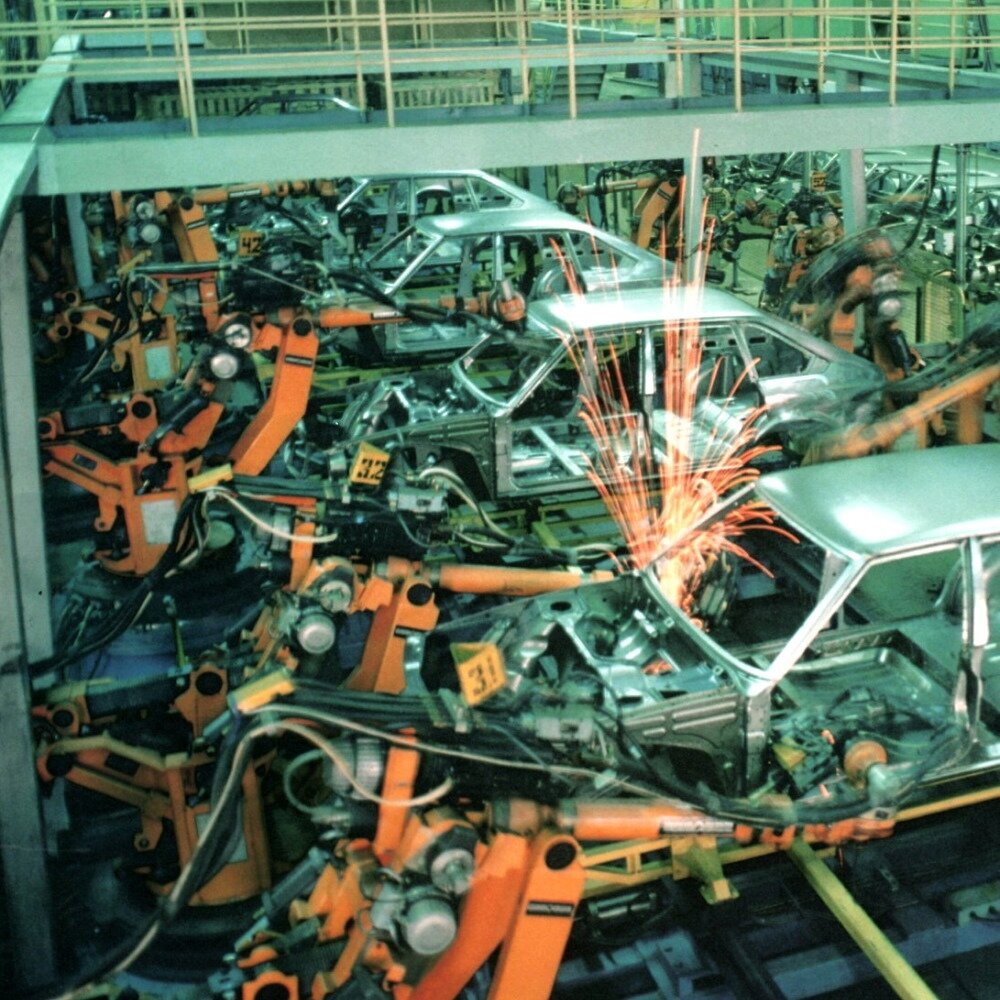 Сварка кузова 2141 осуществлялась при помощи роботов-манипуляторов Liebherr. То есть, технология его производства принципиально мало отличалась от используемой сегодня, и потенциально могла бы быть совместима с современным оборудованием.