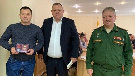     В Ставропольском крае вручили награду начальнику Юцкого территориального отдела по работе с населением Илье Жадану, который участвовал в спецоперации, сообщил глава Предгорного округа Николай Бондаренко.