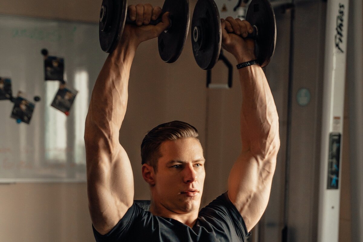     На засыпку: какие мышцы растут в жиме гантелей стоя? В этом вопросе ошибаются даже тренеры!