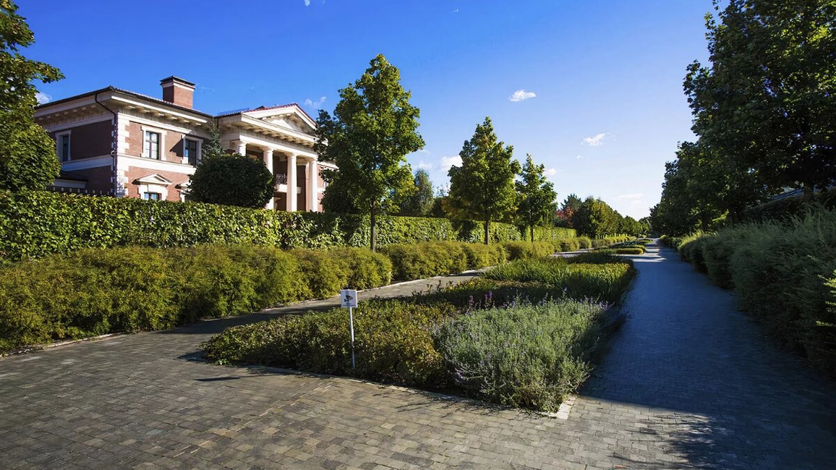 Прогулочная аллея в посёлке «Жуковка XXI» 