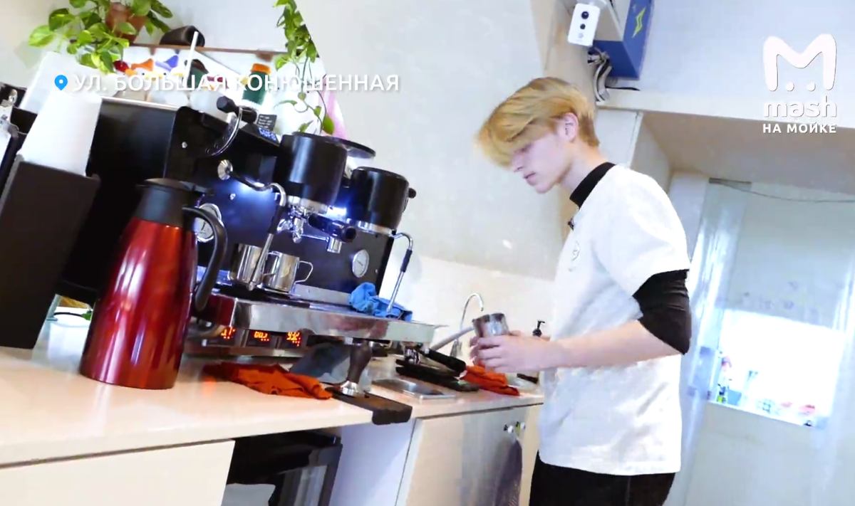 Парень работает бариста в кафе