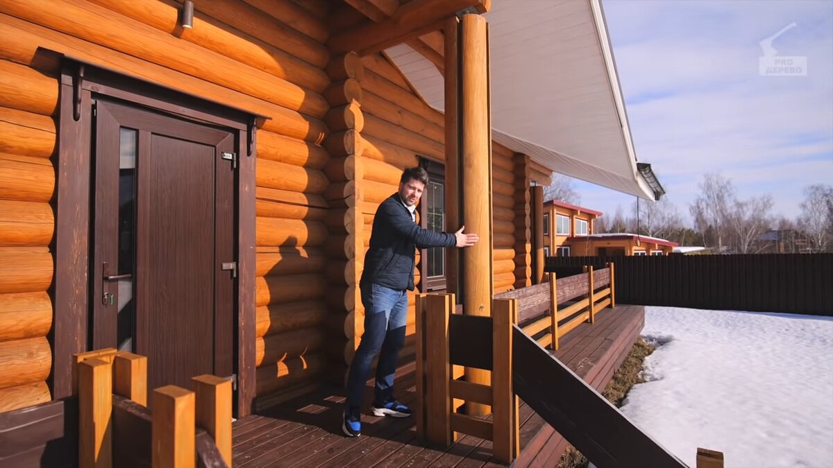 Диаметр бревен – 28 см, диаметр столба – примерно 40 см