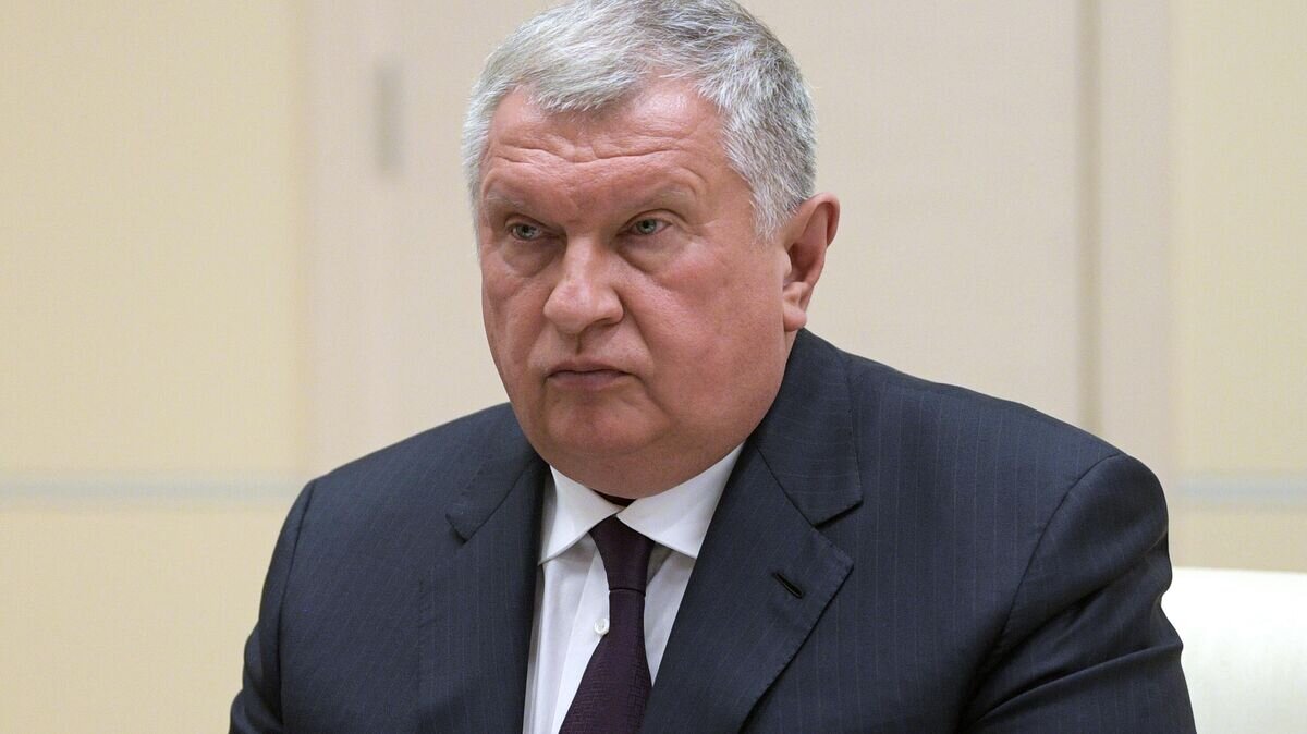     Главный исполнительный директор, председатель правления, заместитель председателя совета директоров компании "Роснефть" Игорь Сечин во время встречи с президентом РФ Владимиром Путиным© РИА Новости / Алексей Дружинин