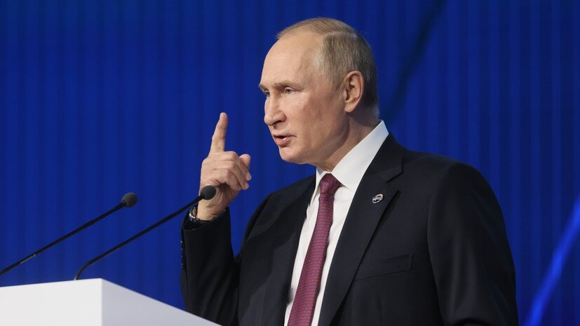   AP Mikhail Metzel, Sputnik, Kremlin Pool