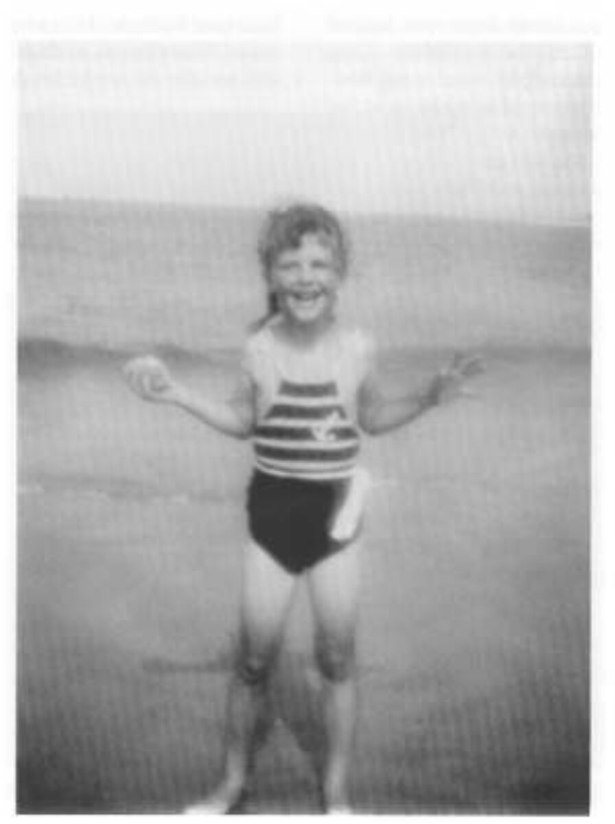 Фото: Сильвия в возрасте 6−7 лет