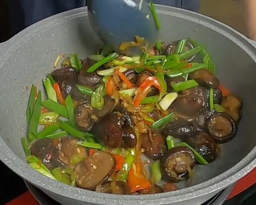 8 блюд с китайскими грибами из супермаркета: еринги жареные, фунчоза с шиитаке и шимеджи с луком