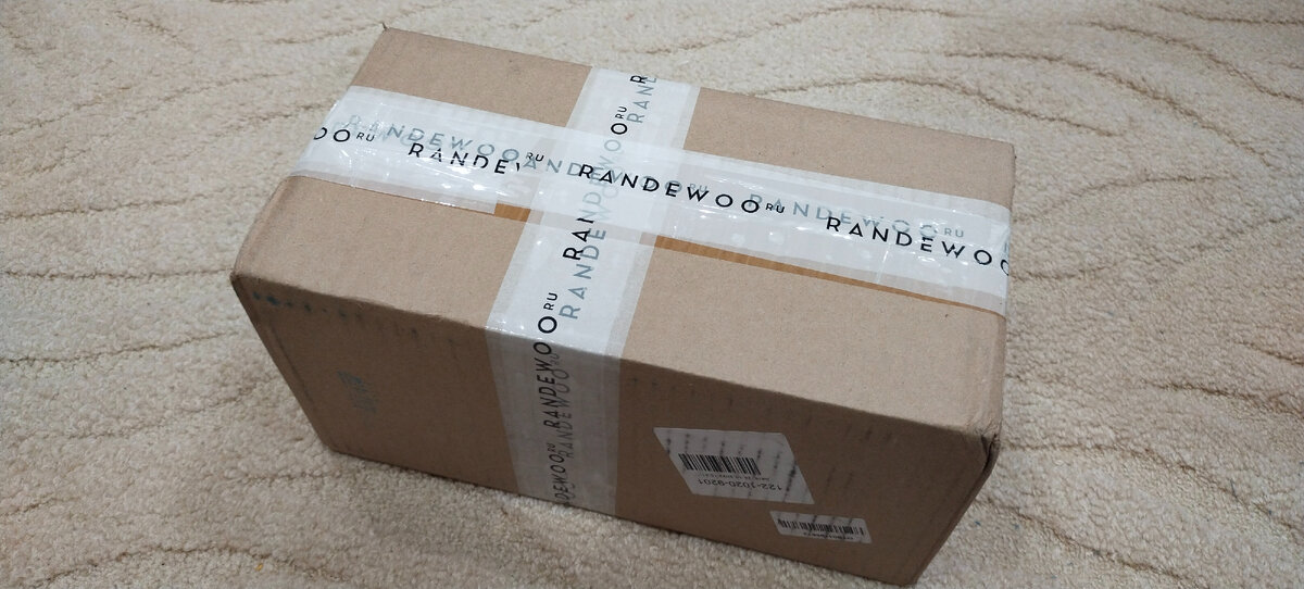 В такой коробочке пришли мне 4 аромата с сайта Рандеву. Там было много крупно-пупырчатой плёнки. Надёжно упаковано.