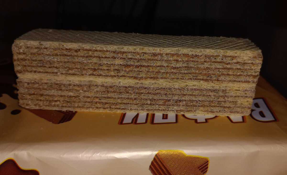 Здесь 2 вафельки. Вафельки тонкие, прослойка шоколадная хорошая,  вместе отлично сочетаются.