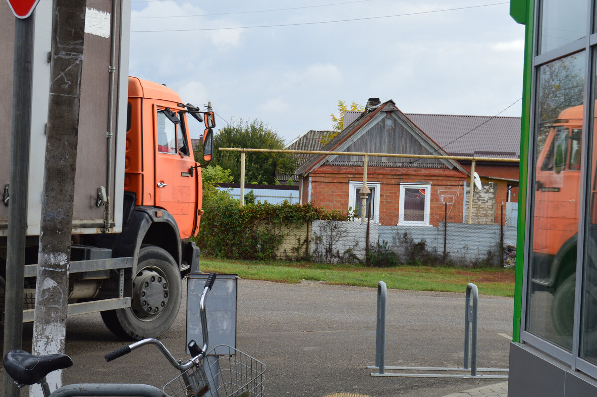 Фото автора. Станица. Велосипед и КАМАЗ.