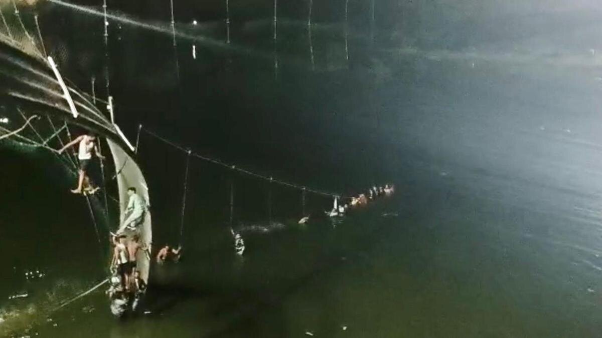    Обрушение моста в Индии:Stringer / Anadolu Agency / Getty Images