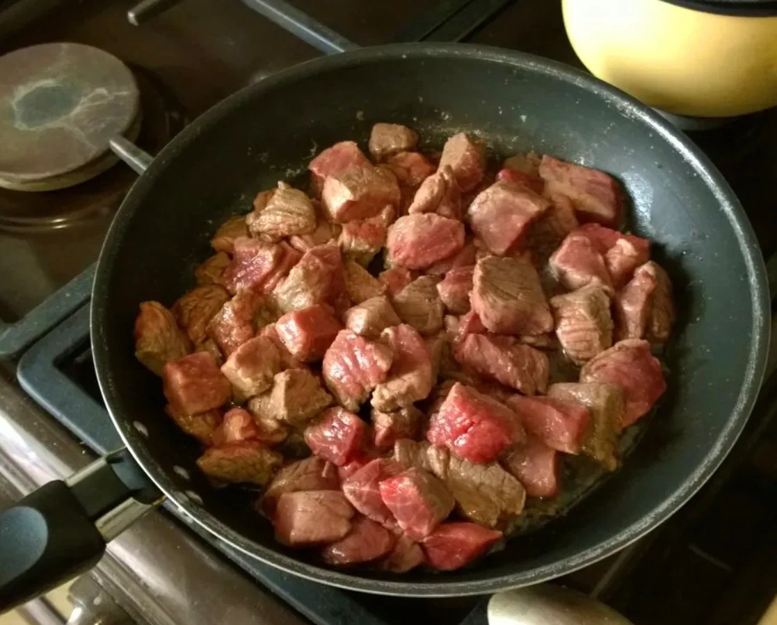 Как приготовить мясо на сковороде. Жареное мясо на сковороде. Обжаривание мяса. Кусочки жареного мяса. Обжарить мясо на сковороде.