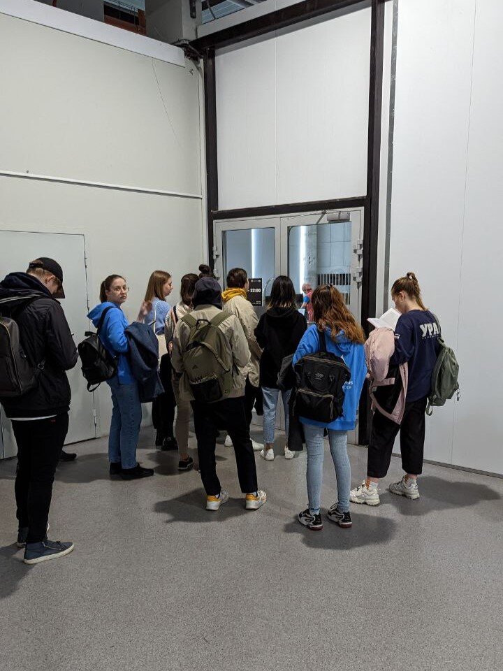 Очередь в коворкинг перед открытием в 10:00 понедельника