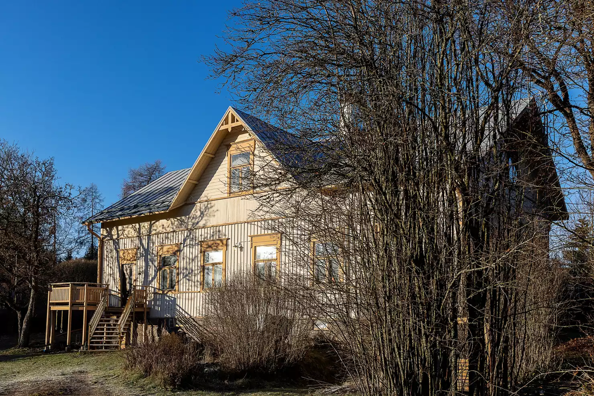 Дом находится в небольшой деревне на 700 человек в Финляндии. Здание площадью 180 квадратов было построено в 1920-х годах. Семья, которая жила здесь в начале прошлого века, занималась торговлей и основную часть дома использовала под магазин. Сейчас в домике есть пять комнат, кухня, баня и мансарда