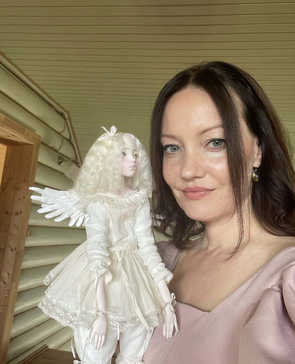 Мария Володина с одной из своих кукол