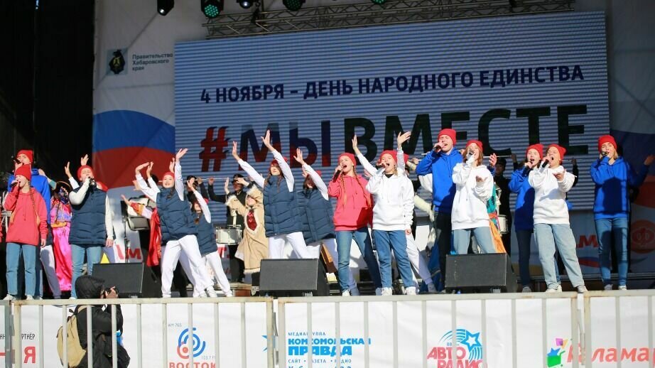     На главной площади краевой столицы проходит фестиваль-ярмарка прикладного искусства с национальной тематикой «Амурфест.Осень». С самым объединяющим российский народ праздником земляков поздравил губернатор Михаил Дегтярев.