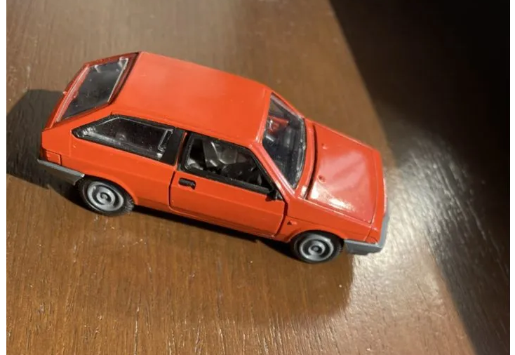 Но прежде следует показать модель из той самой условной "первой сотни". Как узнать самую-самую раннюю версию модели Ваз 2108? Во-первых, цвет переднего бампера, дна и дисков - светло-серый, подобно дискам Москвича 2141. 