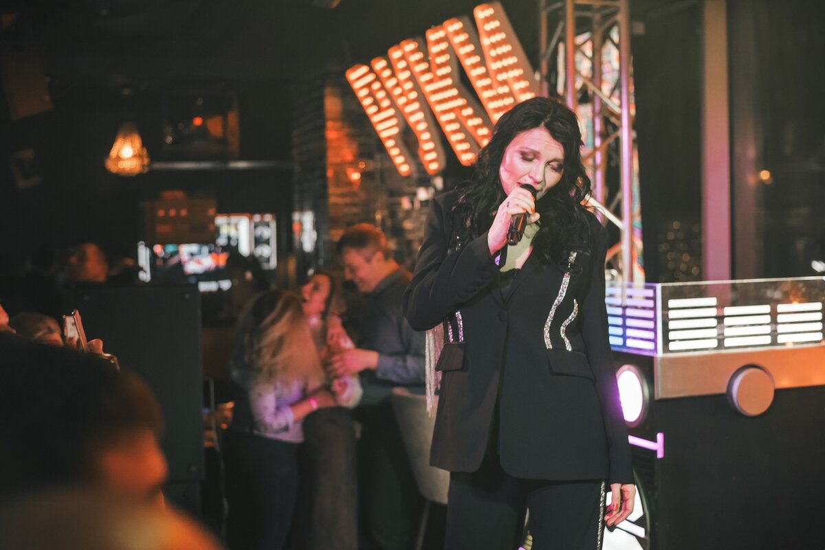 Певица Света на выступлении в Руки ВВерх! Бар в Москве на Тверской.