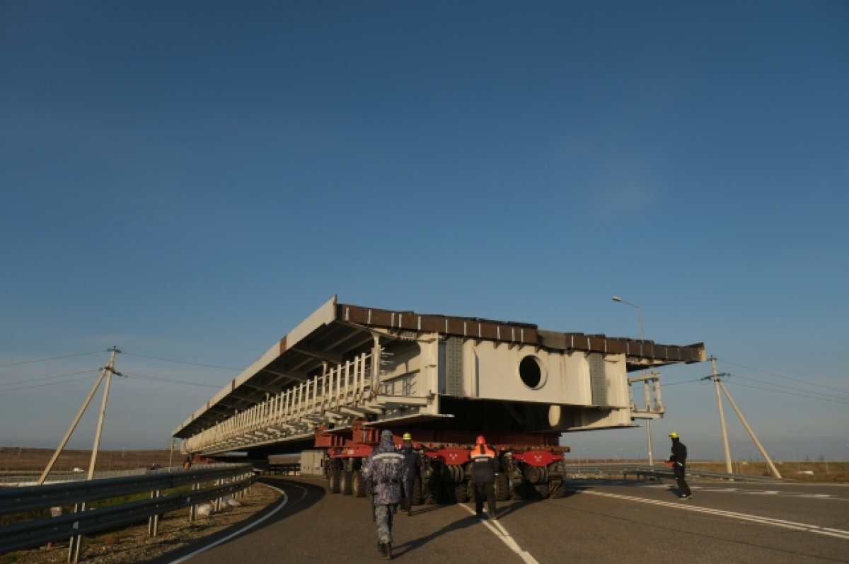    Первый готовый пролет Крымского моста направлен к месту монтажа