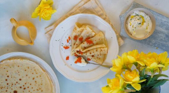 Классический рецепт блинов не подведет никого нигде и никогда! Именно с него могут начинать пробовать свои силы в «блинном» деле не слишком опытные хозяйки. Следует только помнить несколько важных правил. Во-первых, муку необходимо обязательно просеивать: тогда она более равномерно распределится по тесту, и блинчики получатся более нежными. Во-вторых, дайте тесту немного отдохнуть после приготовления, чтобы все ингредиенты лучше соединились друг с другом. И в-третьих, щедро смазывайте готовые блины хорошим сливочным маслом: это сделает их значительно вкуснее и аппетитнее. Освоив классический рецепт, вы легко сможете пробовать и другие, более сложные и более оригинальные.