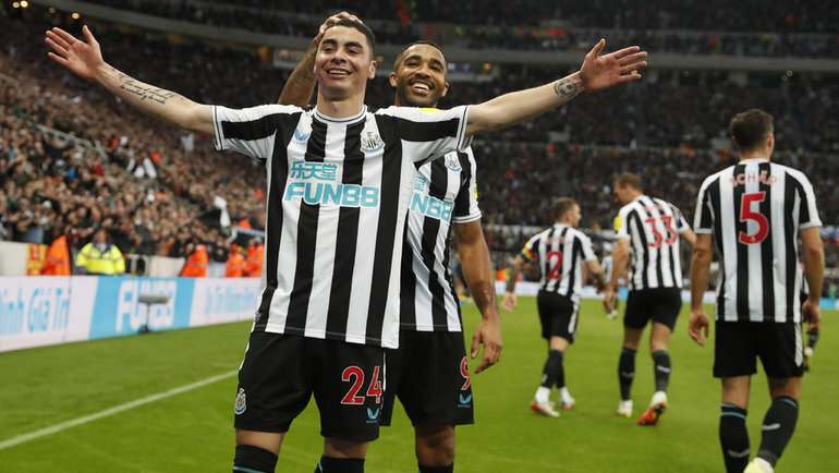    Полузащитник «Ньюкасла» Мигель Альмирон празднует забитый гол.