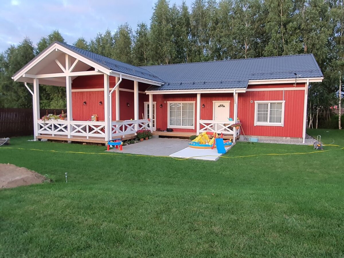 Скандинавский дом в ярко-красном цвете