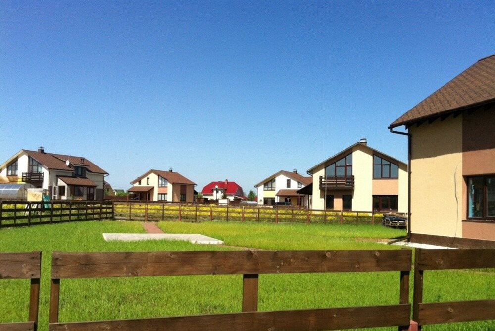 Коттеджный посёлок «Лесная Усадьба». Фотографии из открытых источников.